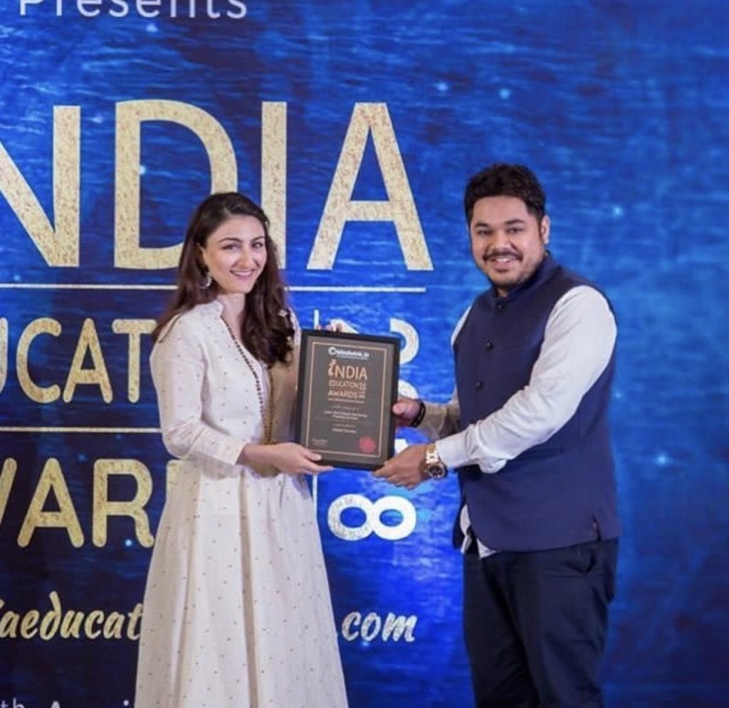 Dr Raj Padhiyar Receiving Asias First Best Digital Marketing Insititute Award.jpg